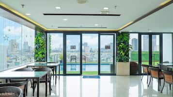 Kolam renang outdoor, dengan kursi berjemur