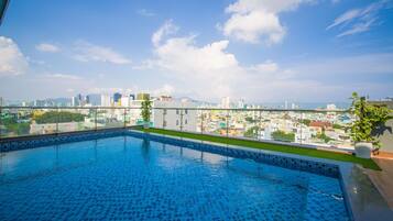 Utendørsbasseng og solsenger