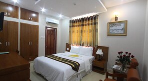 Minibar, in-room safe, desk, free WiFi - RedDoorz near Gia Dinh Park (Ho Chi Minh City)