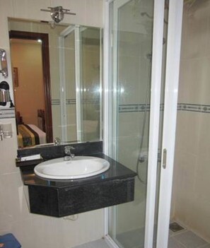 Free toiletries, hair dryer, bathrobes, slippers - RedDoorz near Gia Dinh Park (Ho Chi Minh City)