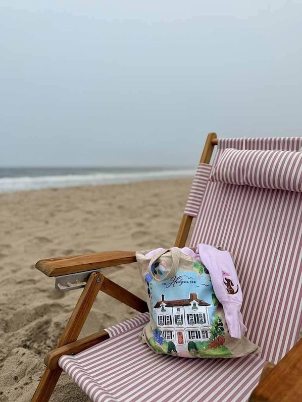 Vlak bij het strand, ligstoelen, parasols, strandlakens