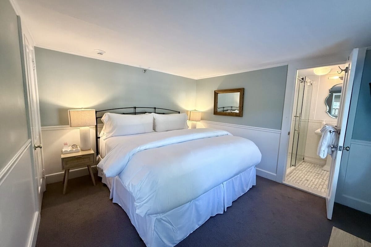 Suite, 1 King Bed | Egyptian cotton sheets, premium bedding, in-room safe
