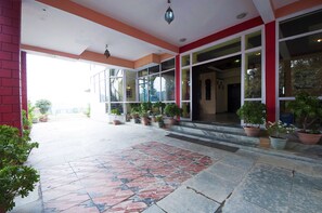 Property entrance - The Ayali Fernhill Resort, Chail (Kandaghat)