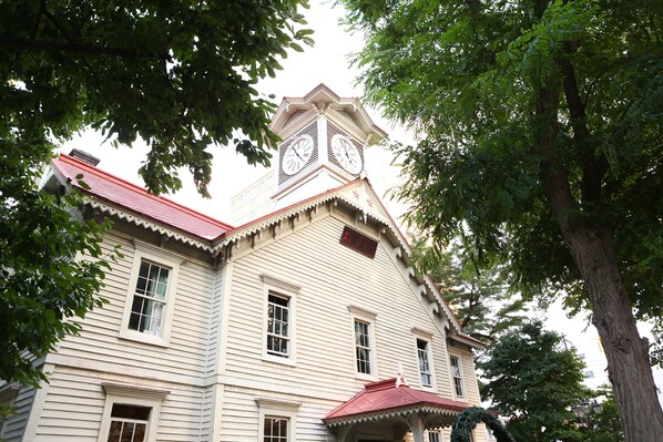 A historic building with a clock tower, large windows, and a red roof. - Hotel Hokke Club Sapporo (Sapporo)