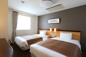 A hotel room with two beds, a wooden headboard, a bedside table with a lamp, a window with curtains, and a wall-mounted picture. - Hotel Hokke Club Sapporo (Sapporo)