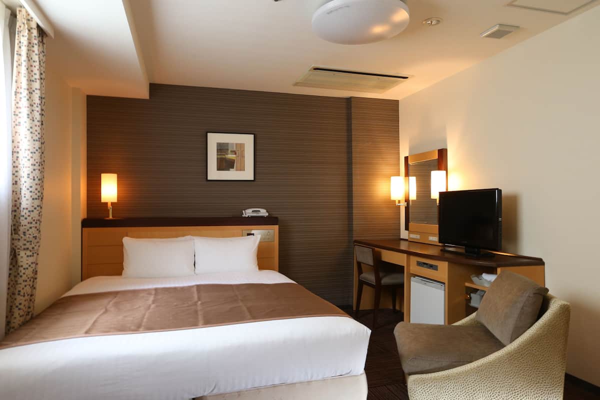 Down duvets, iron/ironing board, free WiFi, bed sheets