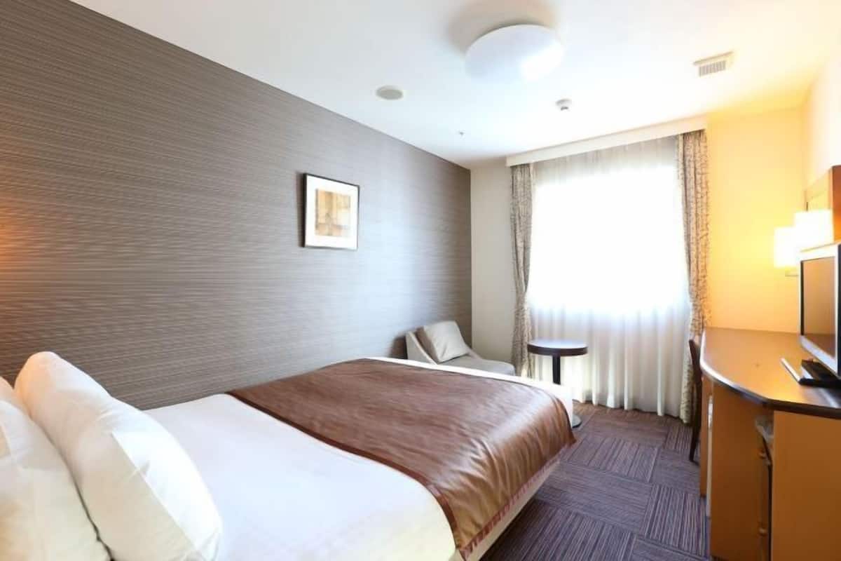Down duvets, iron/ironing board, free WiFi, bed sheets