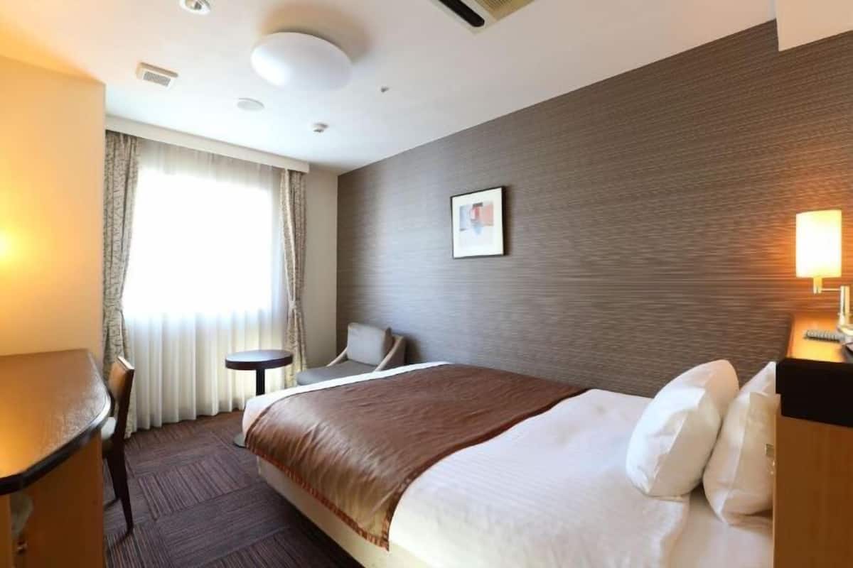 Down duvets, iron/ironing board, free WiFi, bed sheets