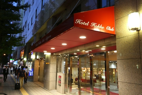 Fachada de la propiedad por la tarde o noche