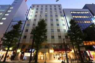 Fachada de la propiedad por la tarde o noche