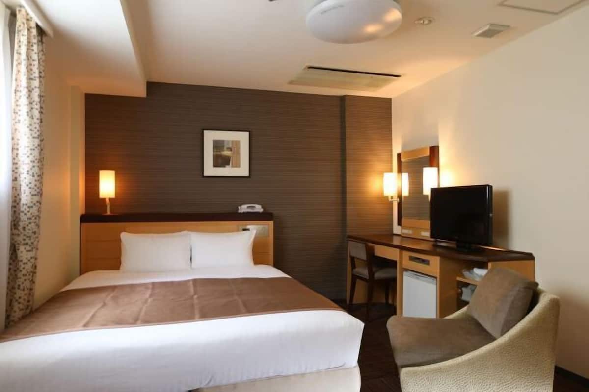 Down duvets, iron/ironing board, free WiFi, bed sheets