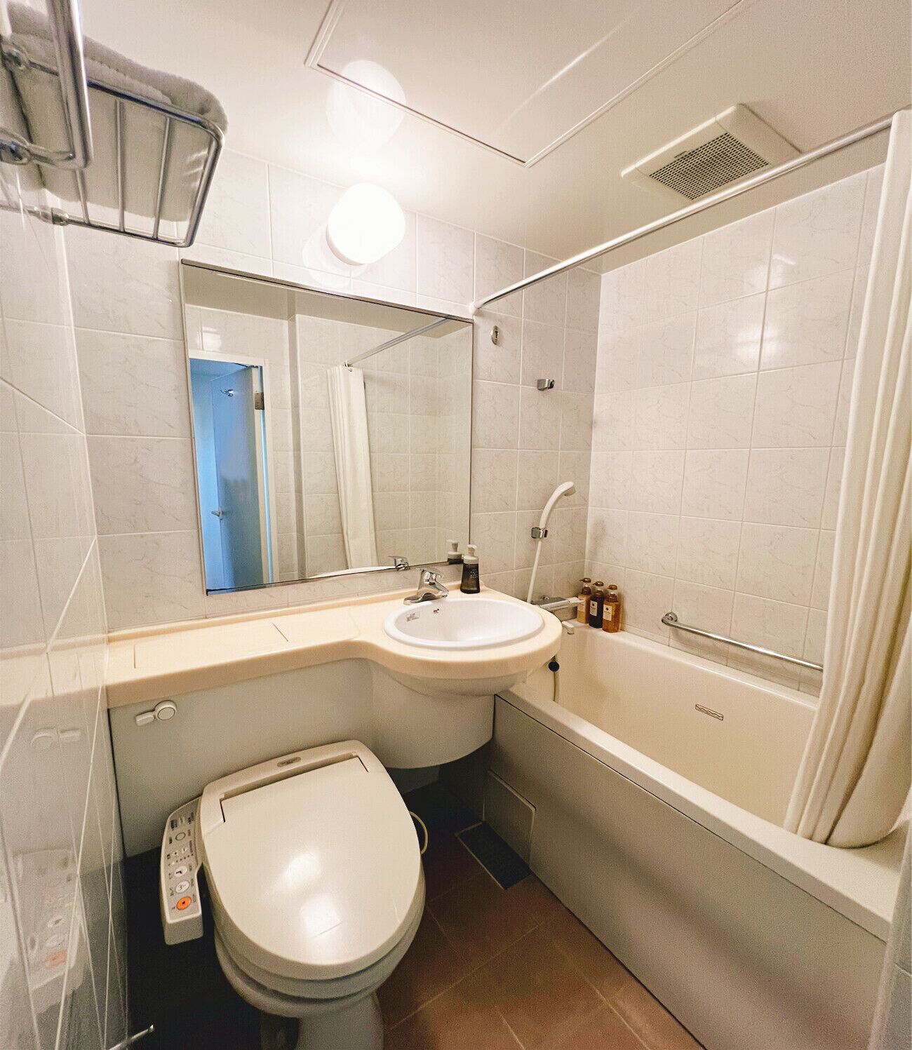 combined shower/bathtub, deep-soaking bathtub, free toiletries
