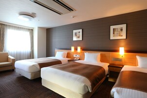 Cubrecamas, tabla de planchar con plancha, wifi gratis y ropa de cama 