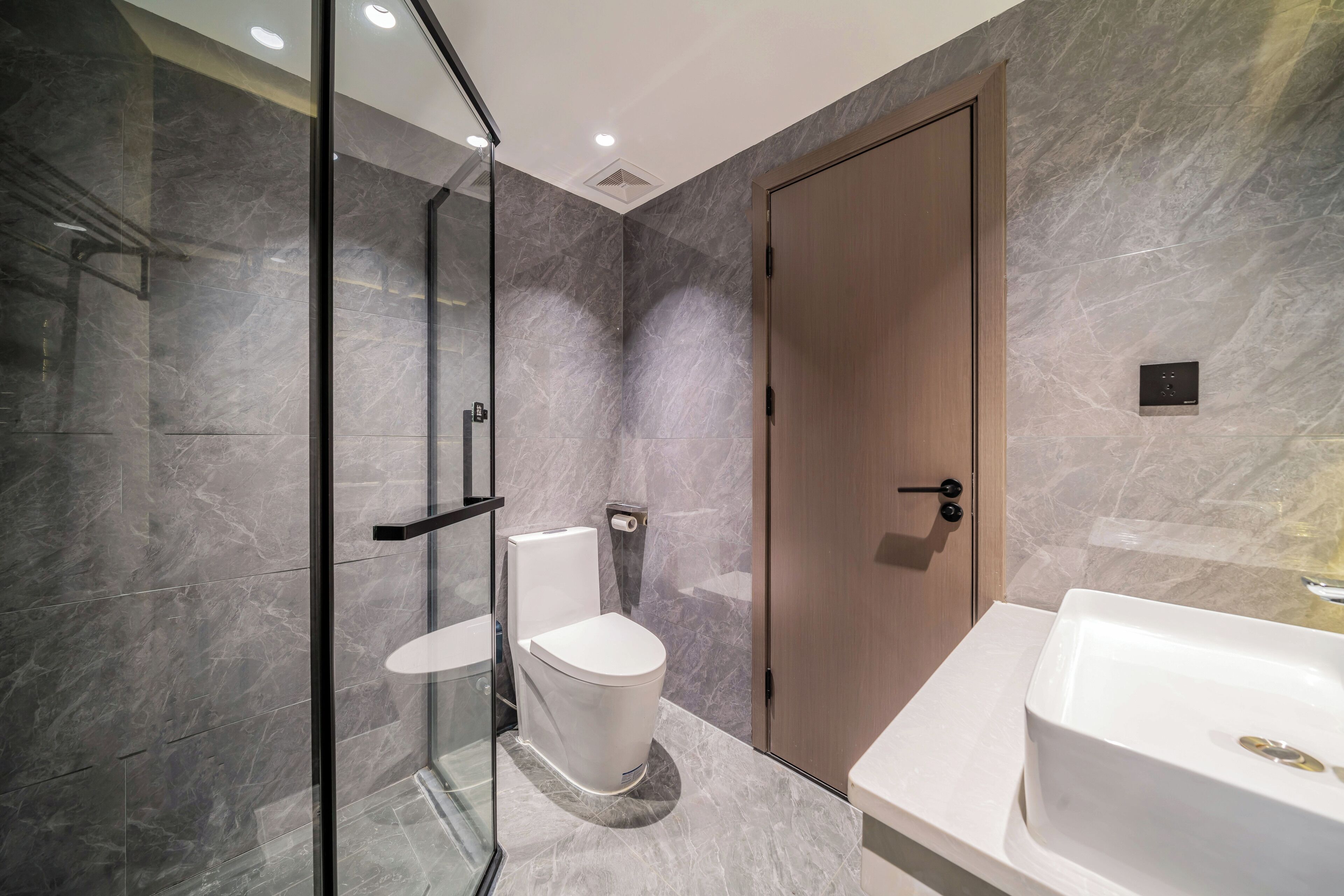 Deluxe Twin Room | Bathroom | Slippers, towels