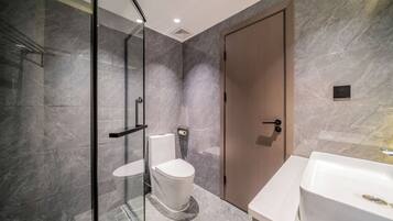 Deluxe Twin Room | Bathroom | Slippers, towels