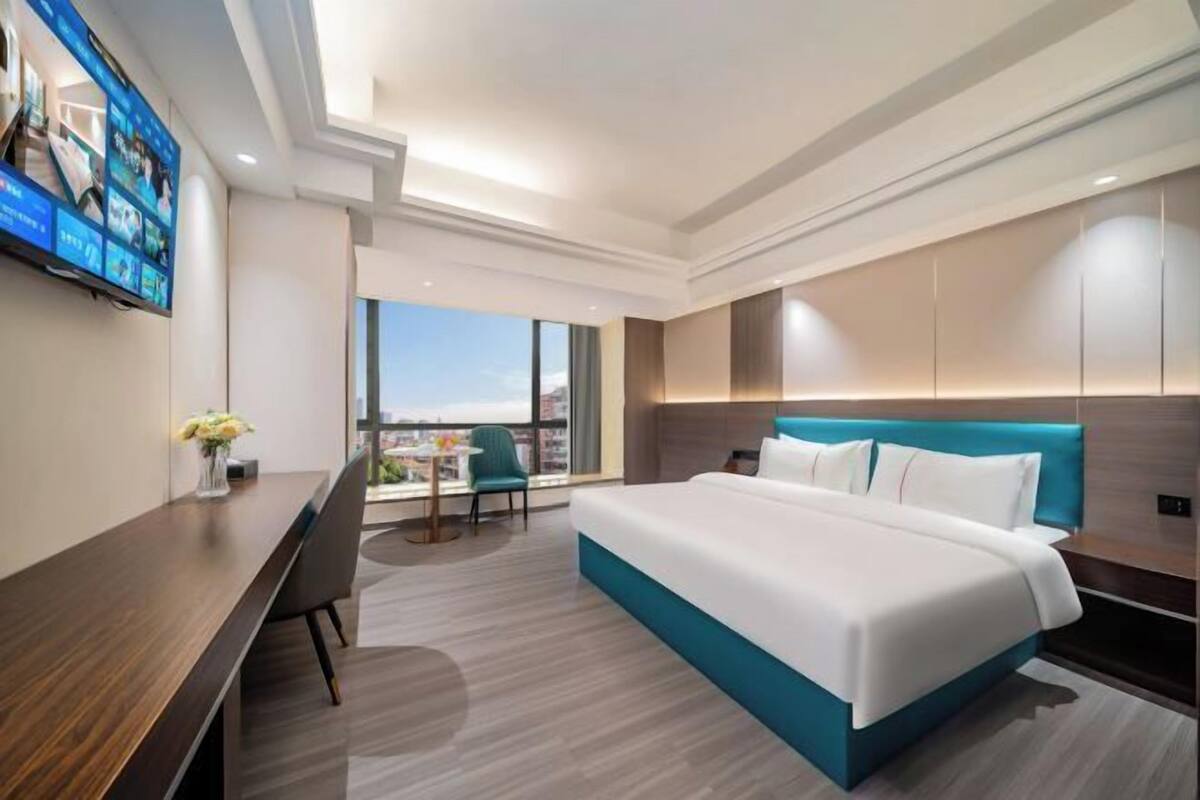 Ropa de cama de alta calidad y espacio para trabajar con laptop 