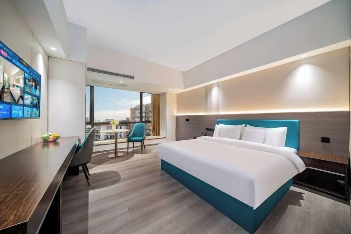 Ropa de cama de alta calidad y espacio para trabajar con laptop 