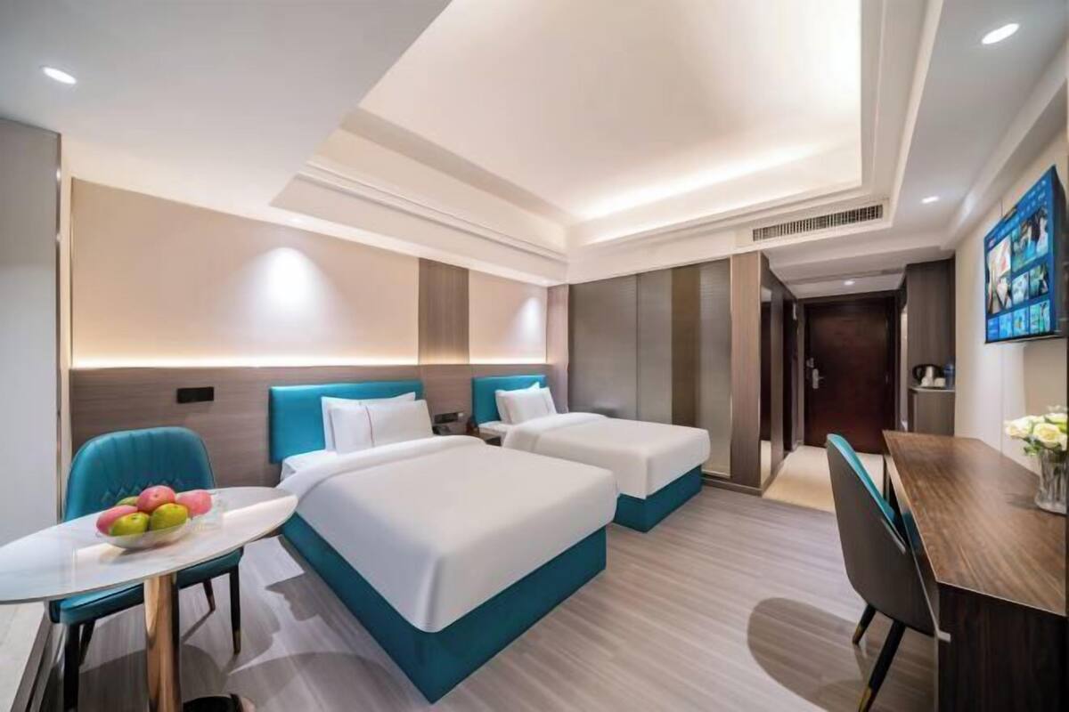 Ropa de cama de alta calidad y espacio para trabajar con laptop 