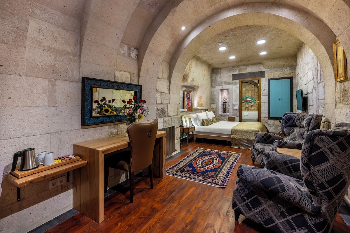 Deluxe Room (Cave) | 1 bedroom, premium bedding, in-room safe, individually decorated