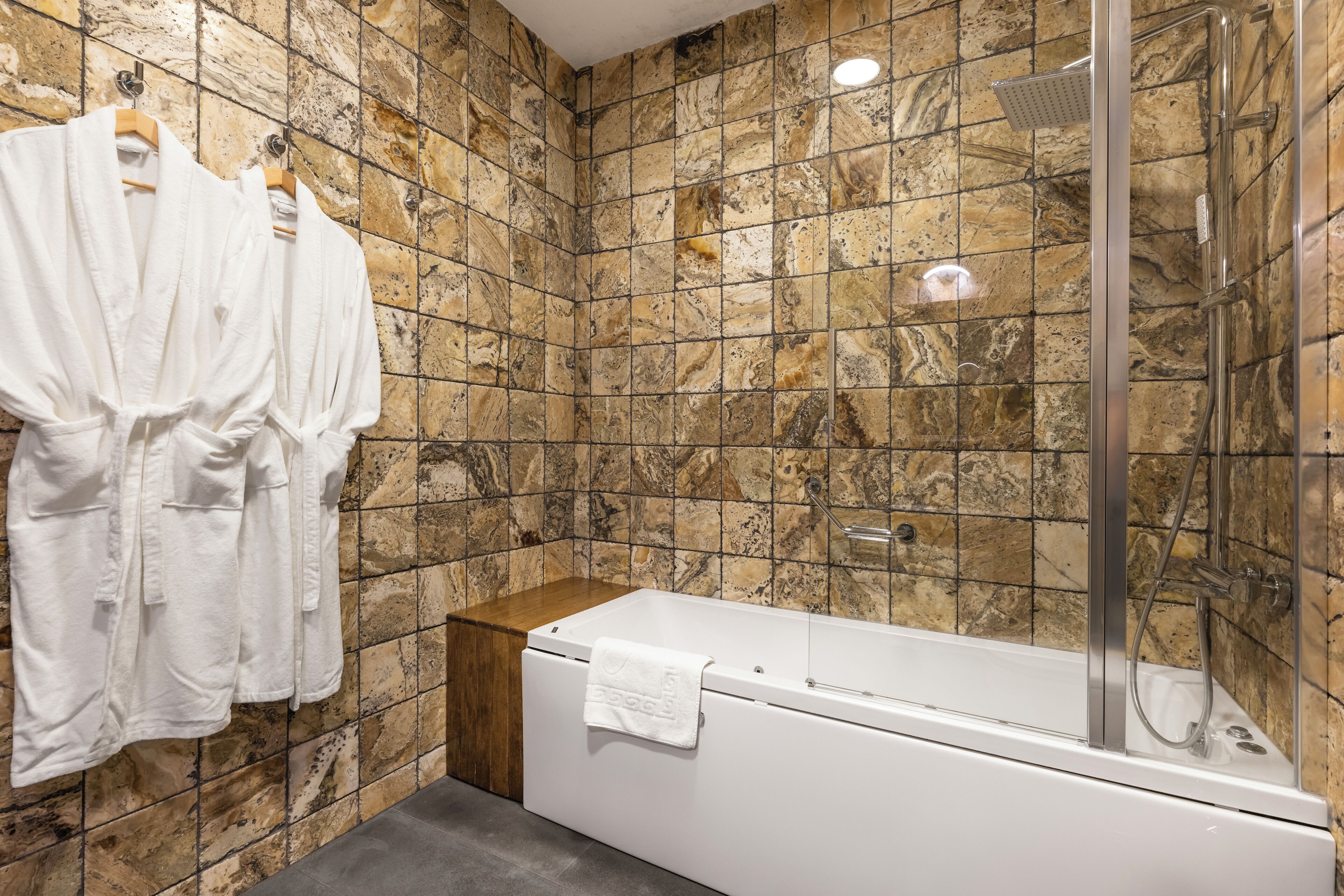 deluxe suite | bathroom | combined shower/bathtub, jetted bath, rainfall showerhead