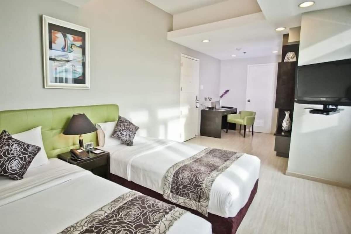 Premium bedding, in-room safe, individually decorated