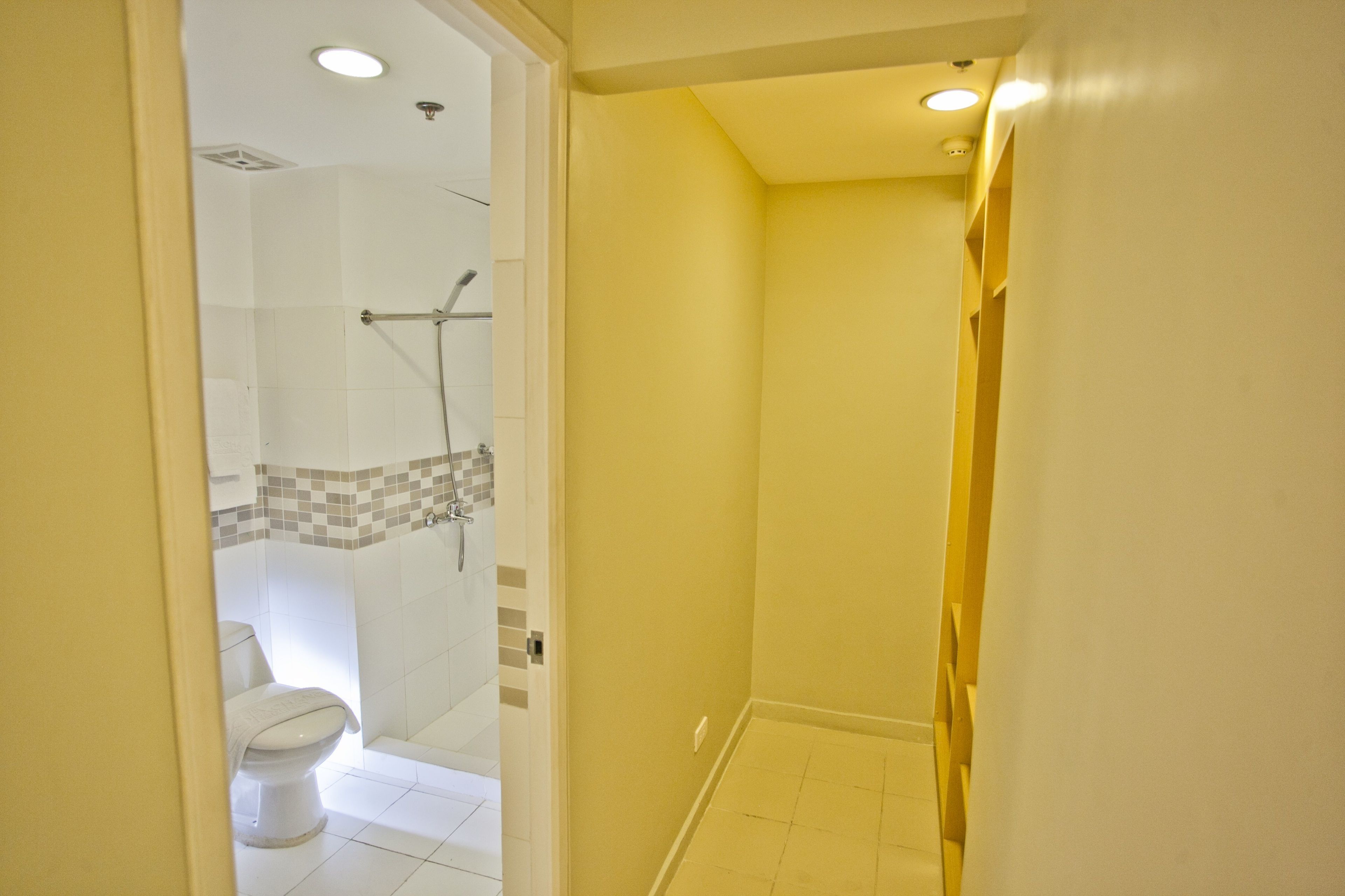 Ducha, toallas, jabón, papel higiénico