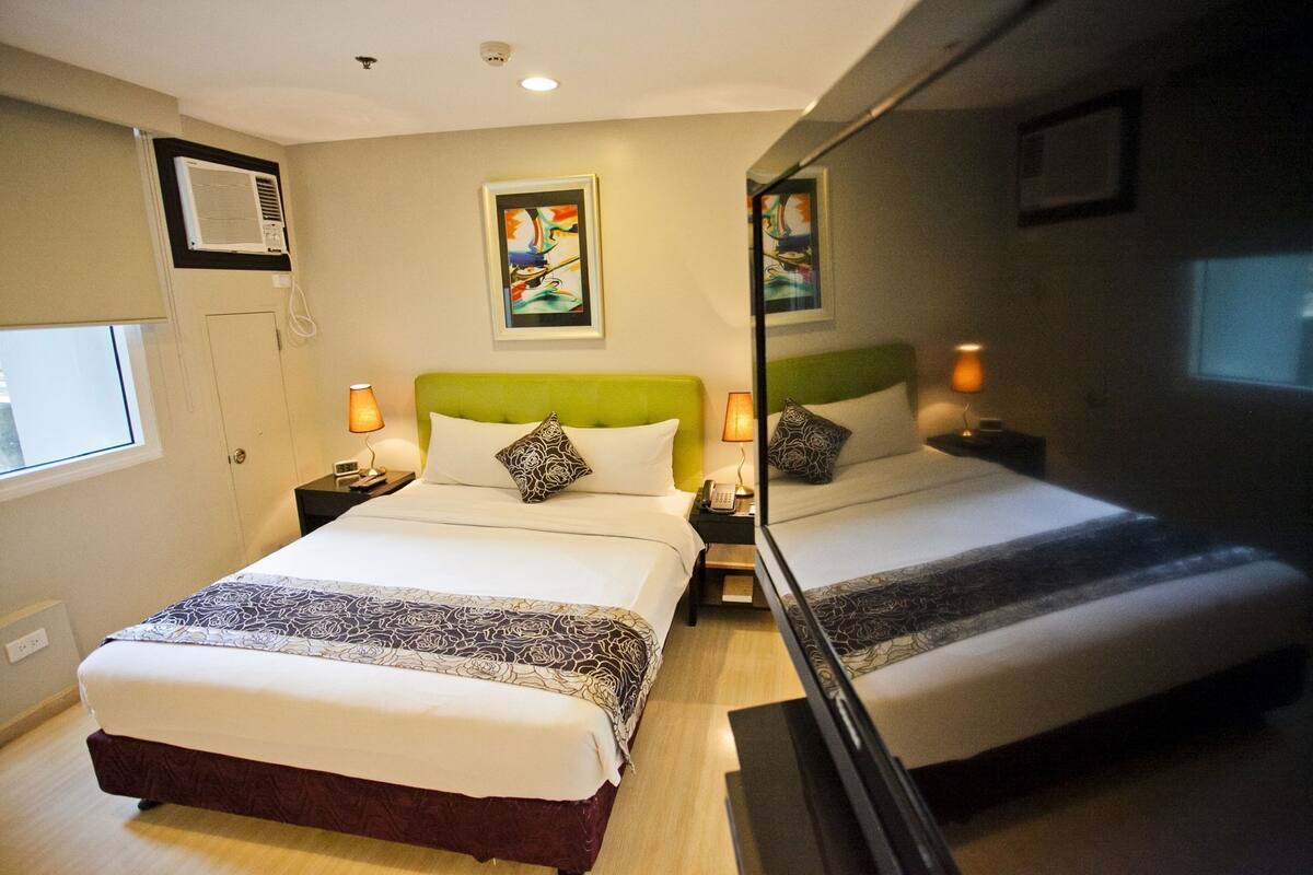 Ropa de cama de alta calidad y caja de seguridad en la habitación