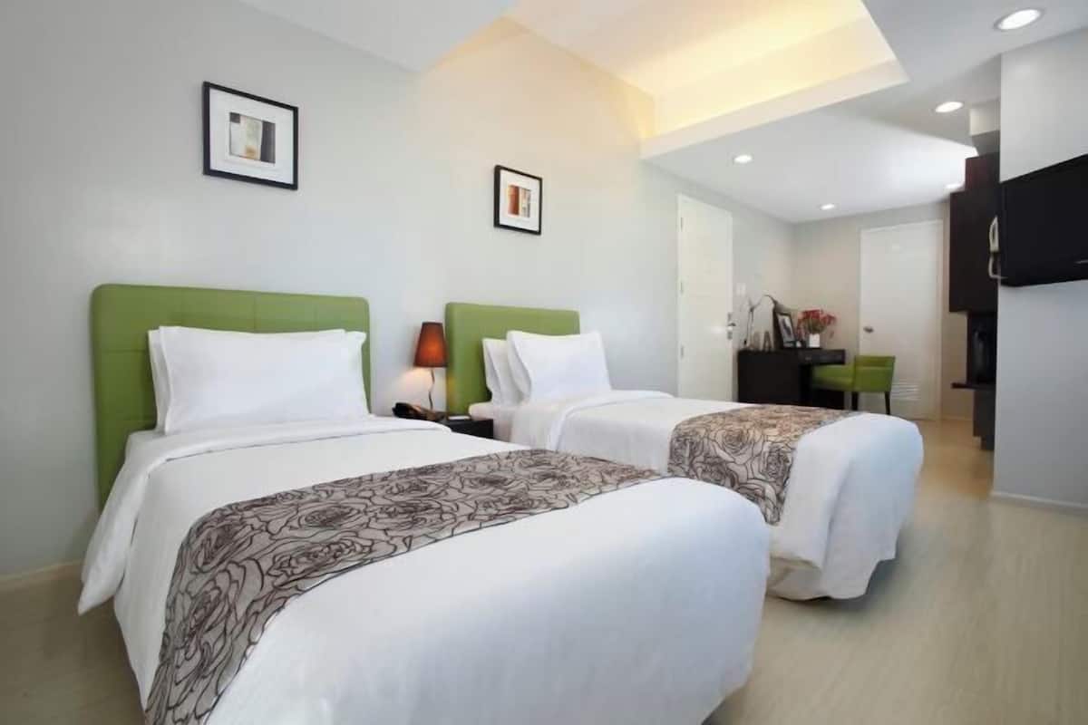 Premium bedding, in-room safe, individually decorated