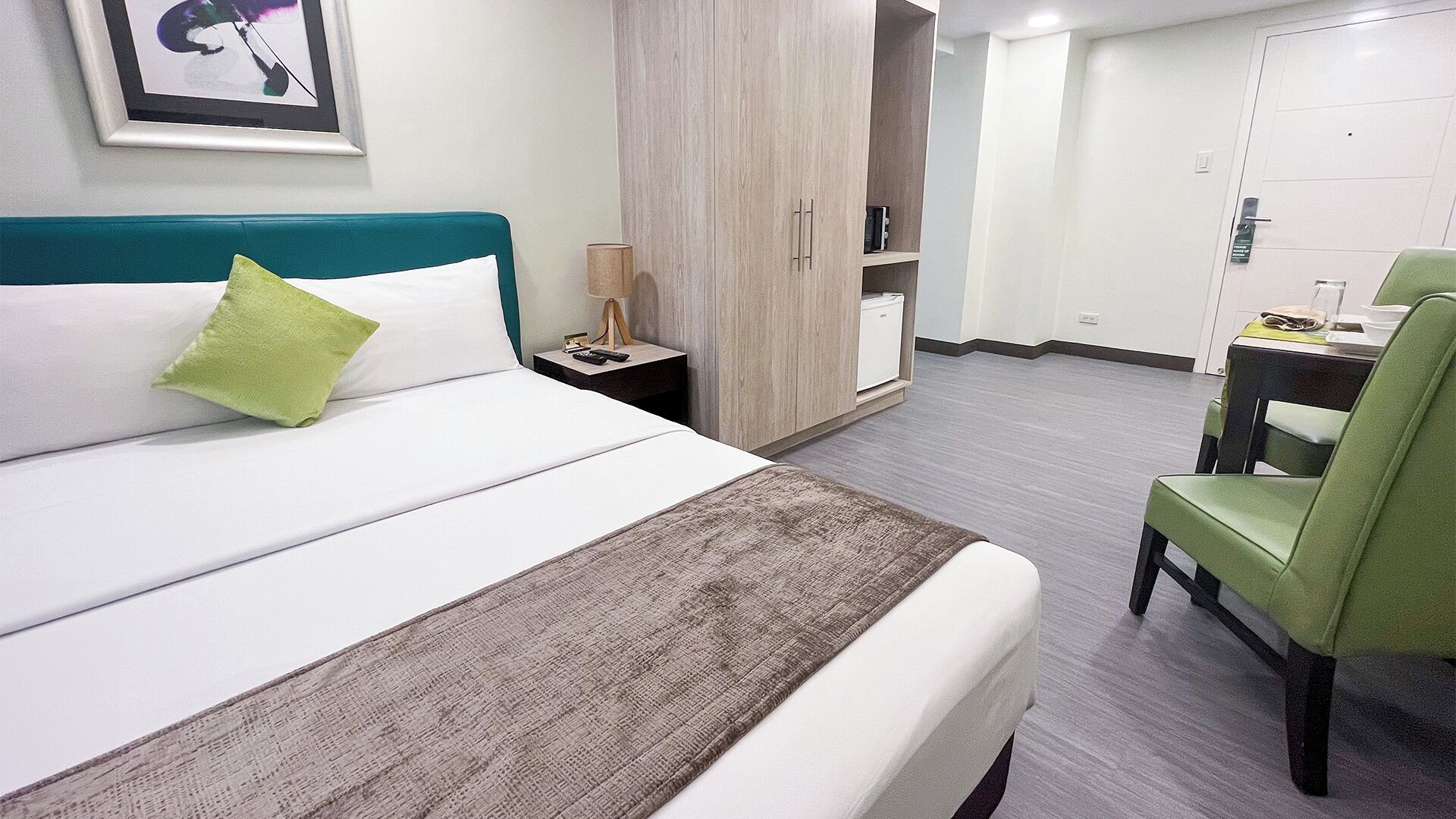 프리미어룸 | 고급 침구, 객실 내 금고, 각각 다른 스타일의 인테리어, 각각 다르게 가구 비치