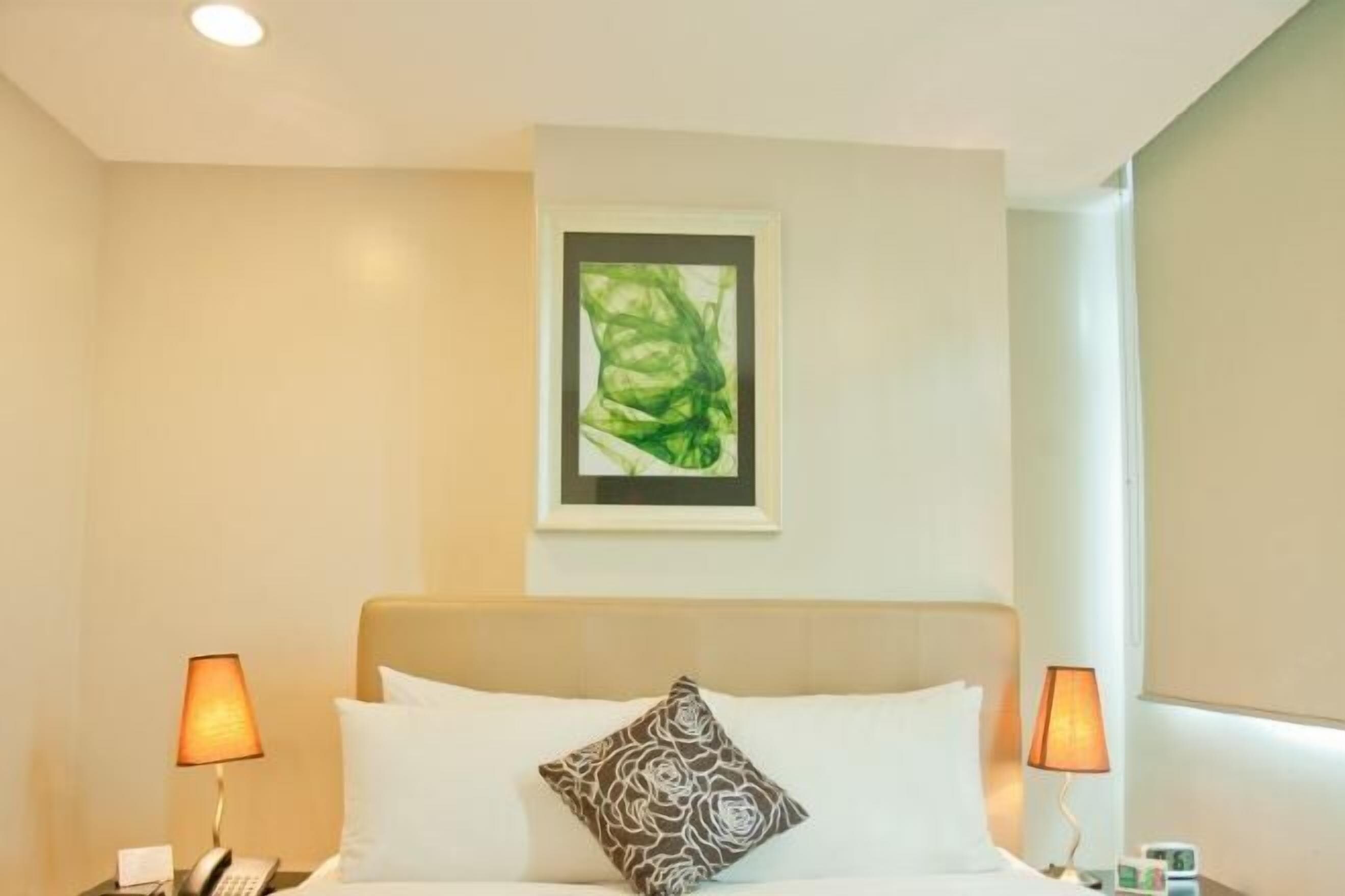 Ropa de cama de alta calidad y caja de seguridad en la habitación 