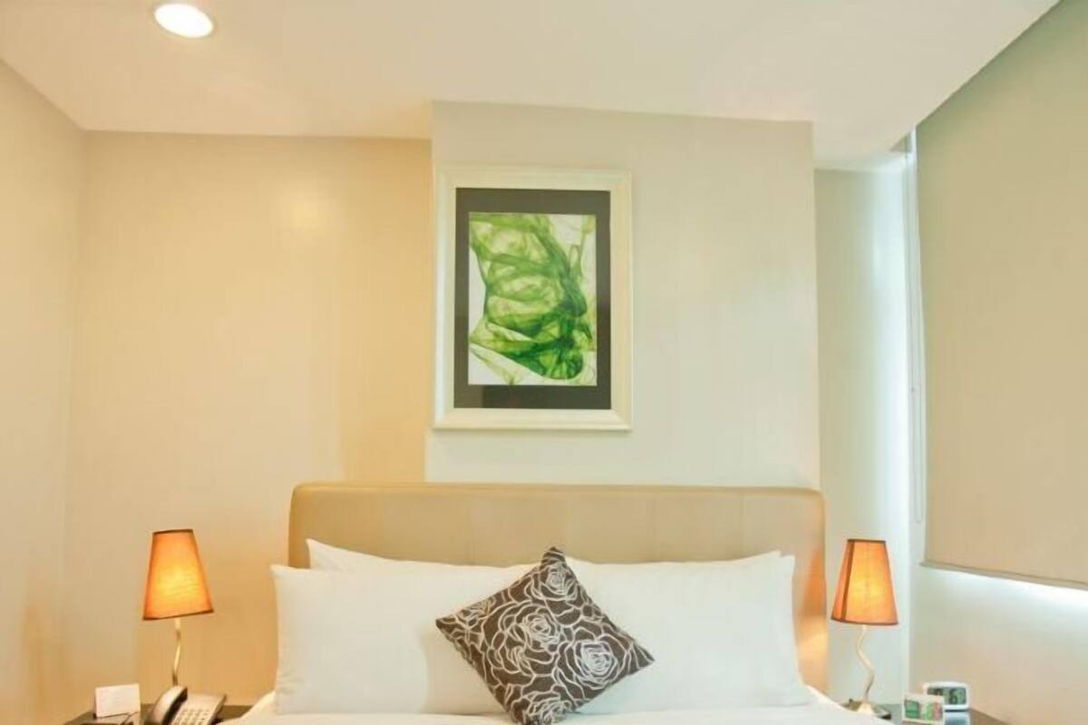 Ropa de cama de alta calidad y caja de seguridad en la habitación