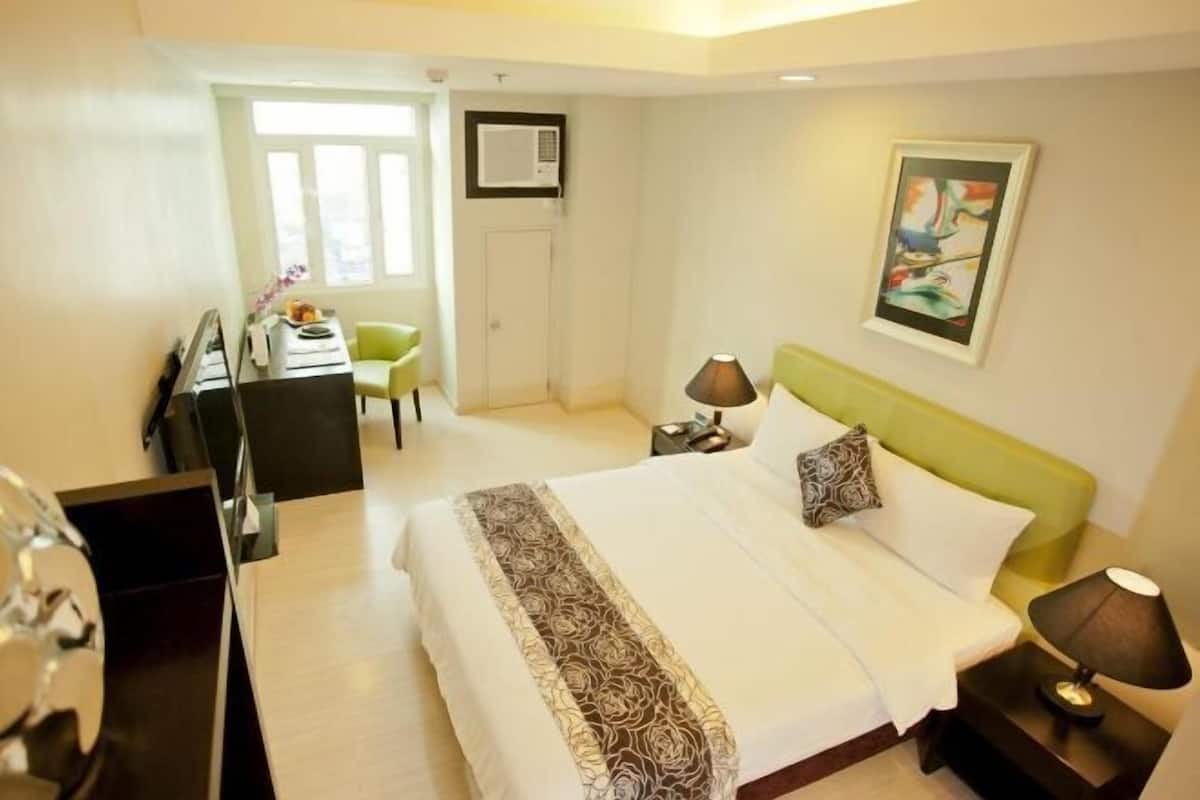 Premium bedding, in-room safe, individually decorated