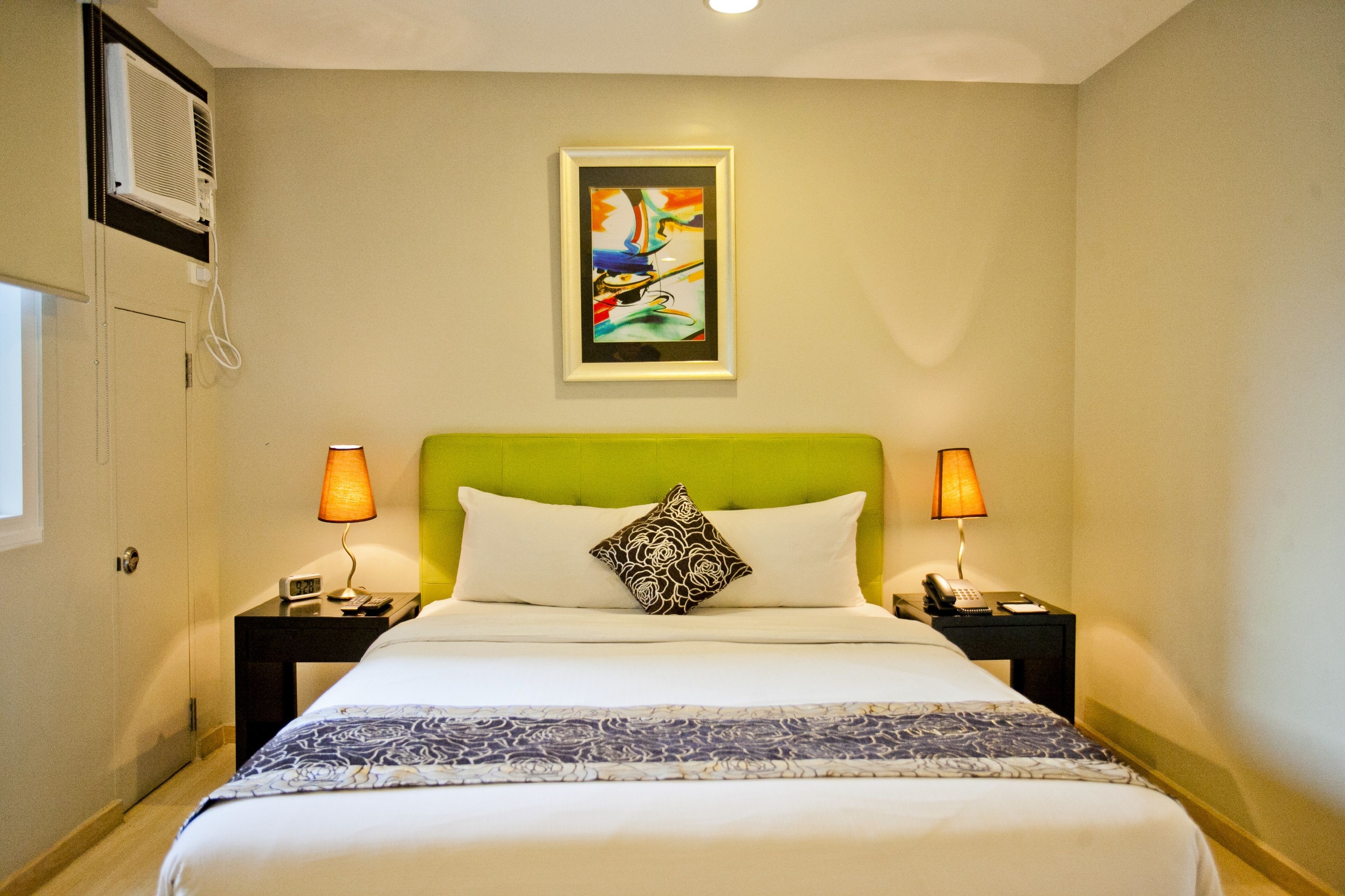 Ropa de cama de alta calidad y caja de seguridad en la habitación 