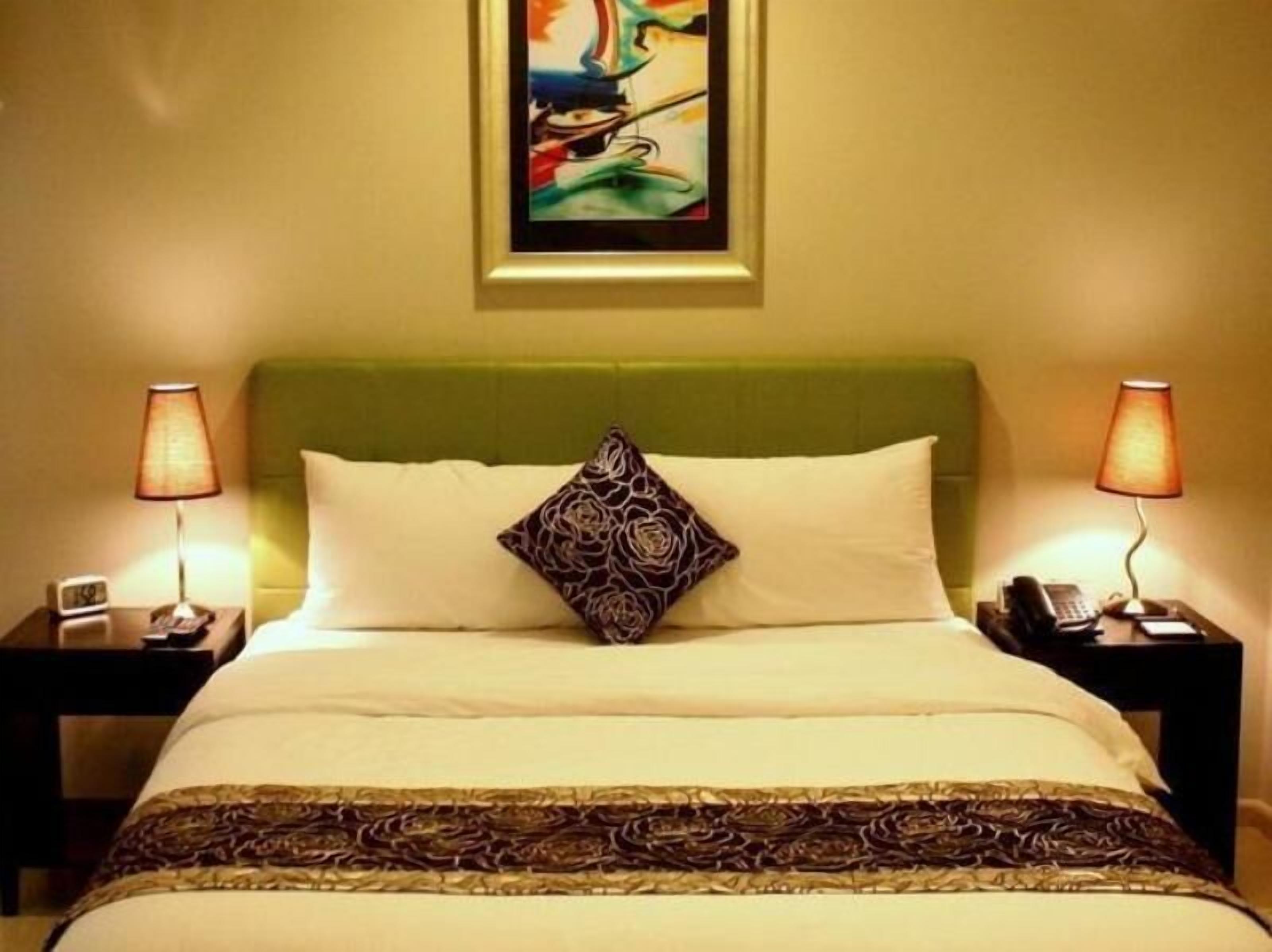 Ropa de cama de alta calidad y caja de seguridad en la habitación 