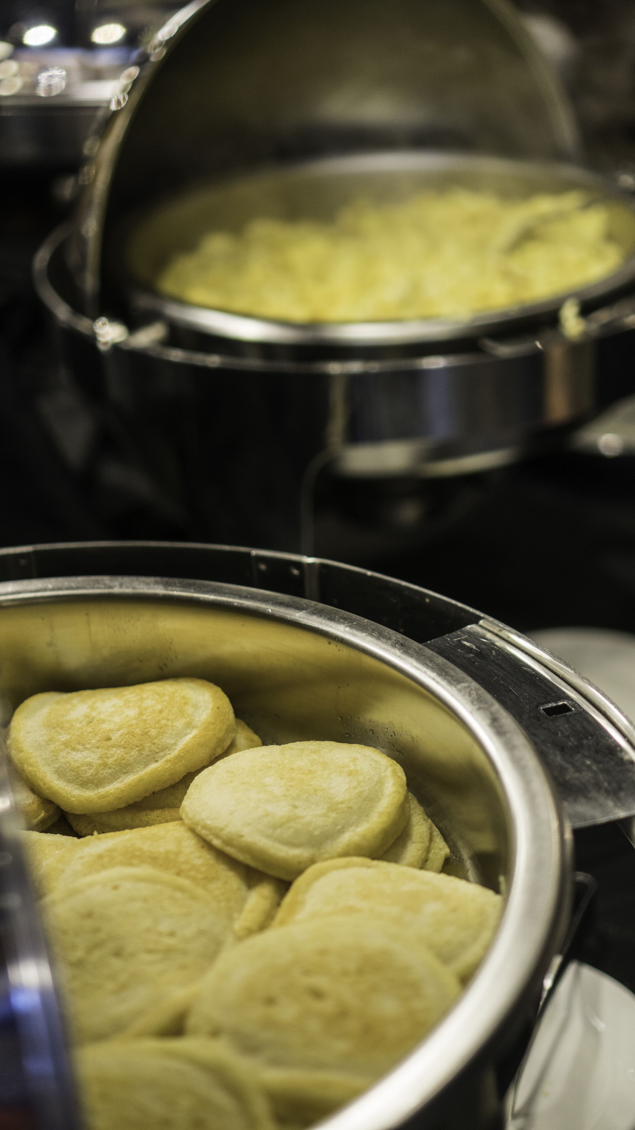 Un primo piano di un buffet con biscotti a forma di cuore in un contenitore.