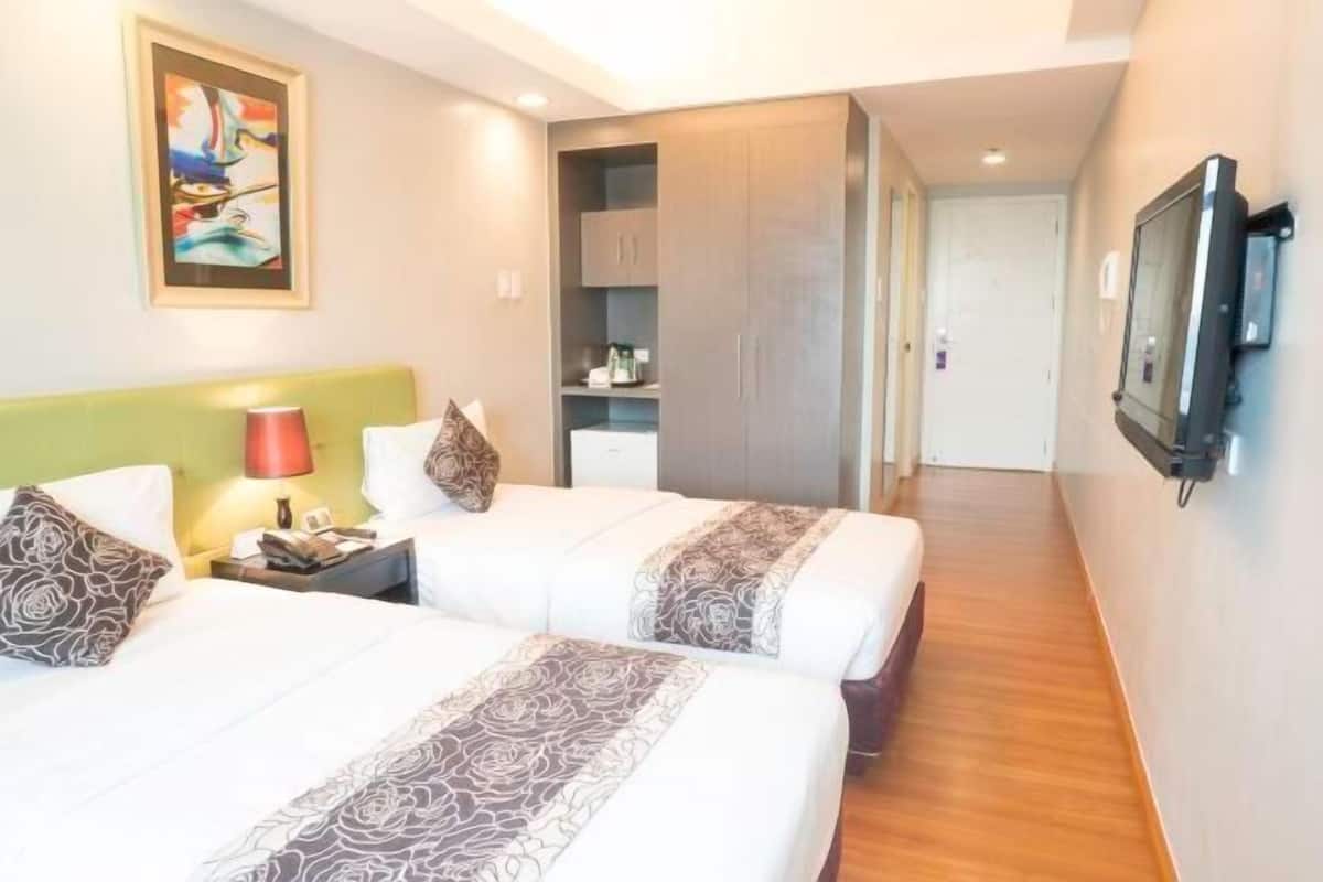 Ropa de cama de alta calidad y caja de seguridad en la habitación