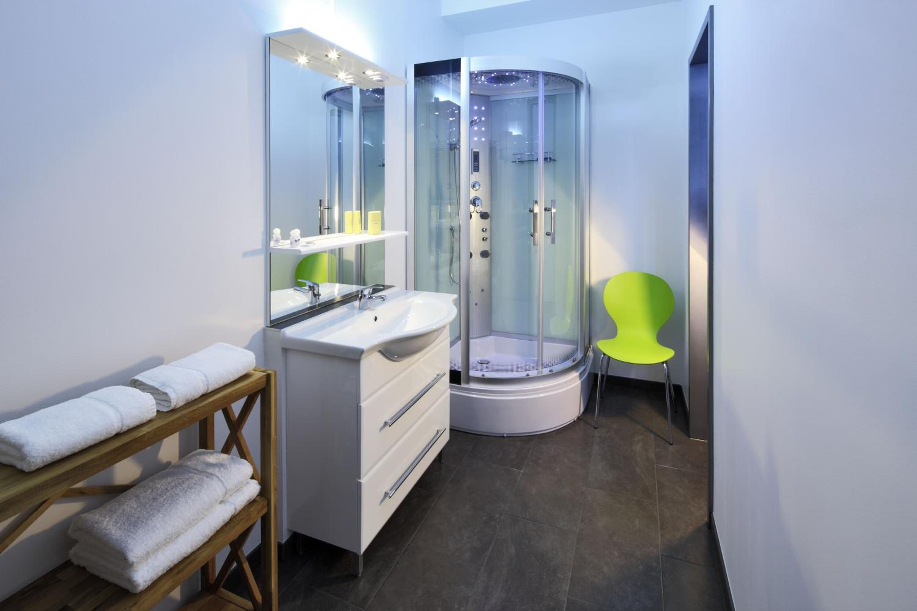 Regadera, secadora de cabello, toallas, jabón 