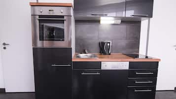 Apartament Deluxe | Cuina privada | Frigorífic, placa de cuina, cafetera i tetera i bullidora elèctrica