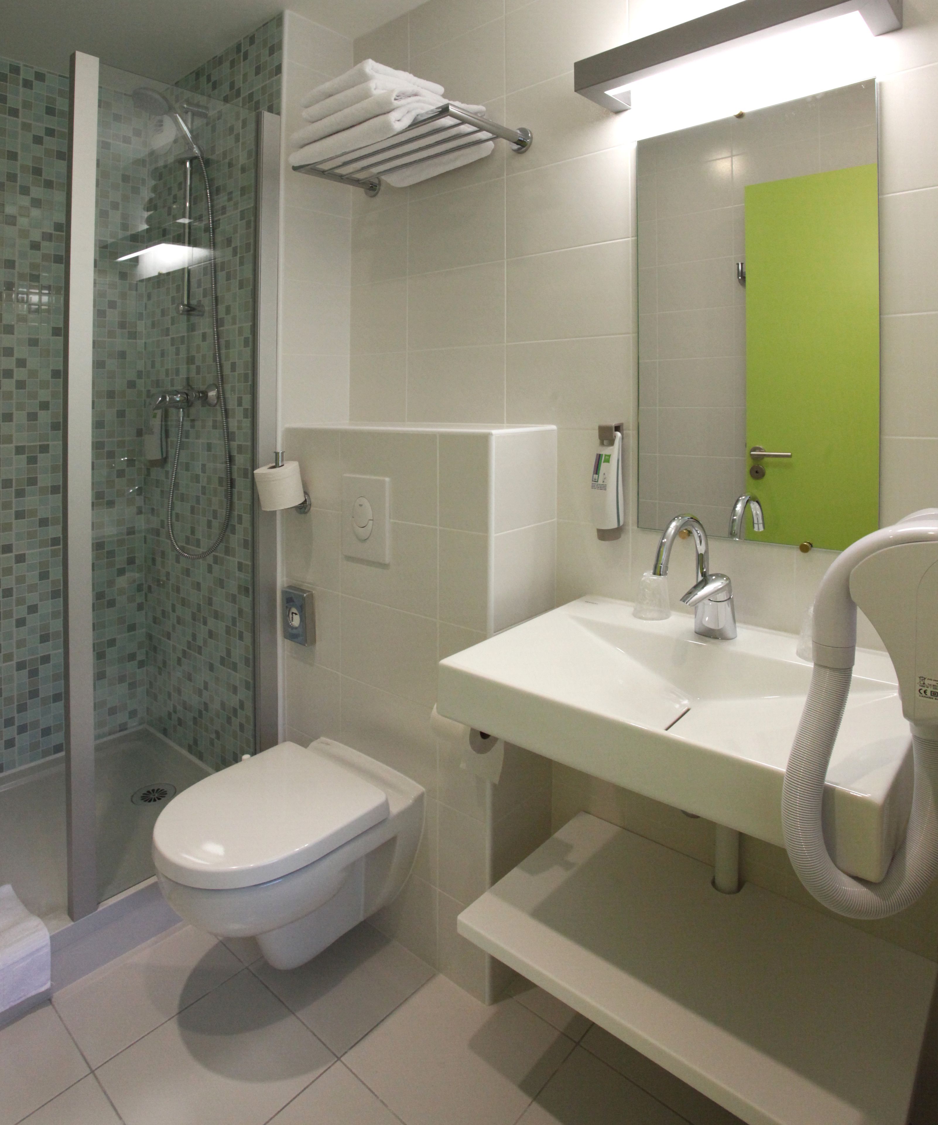 standard room, 2 single beds | bathroom shower