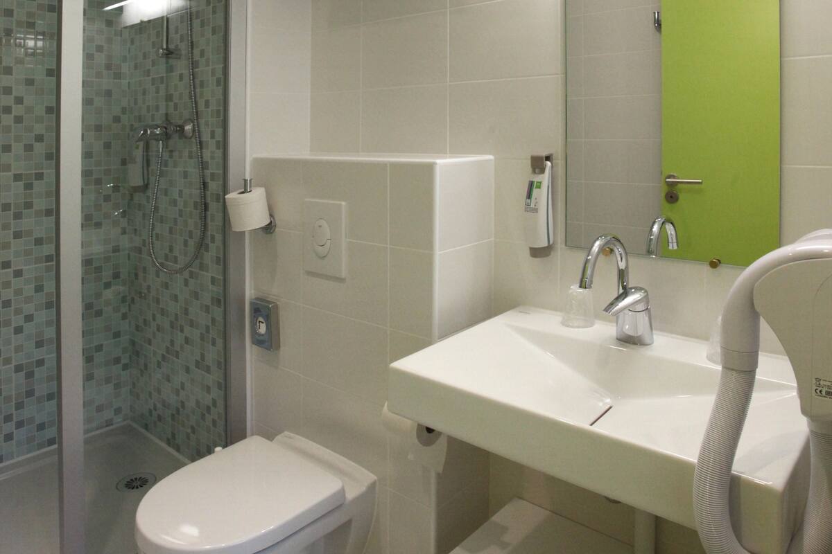 standard room, 2 single beds | bathroom shower