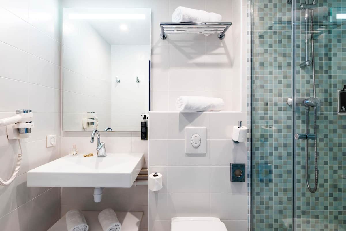 standard room, 2 single beds | premium bedding, desk, soundproofing, free wifi