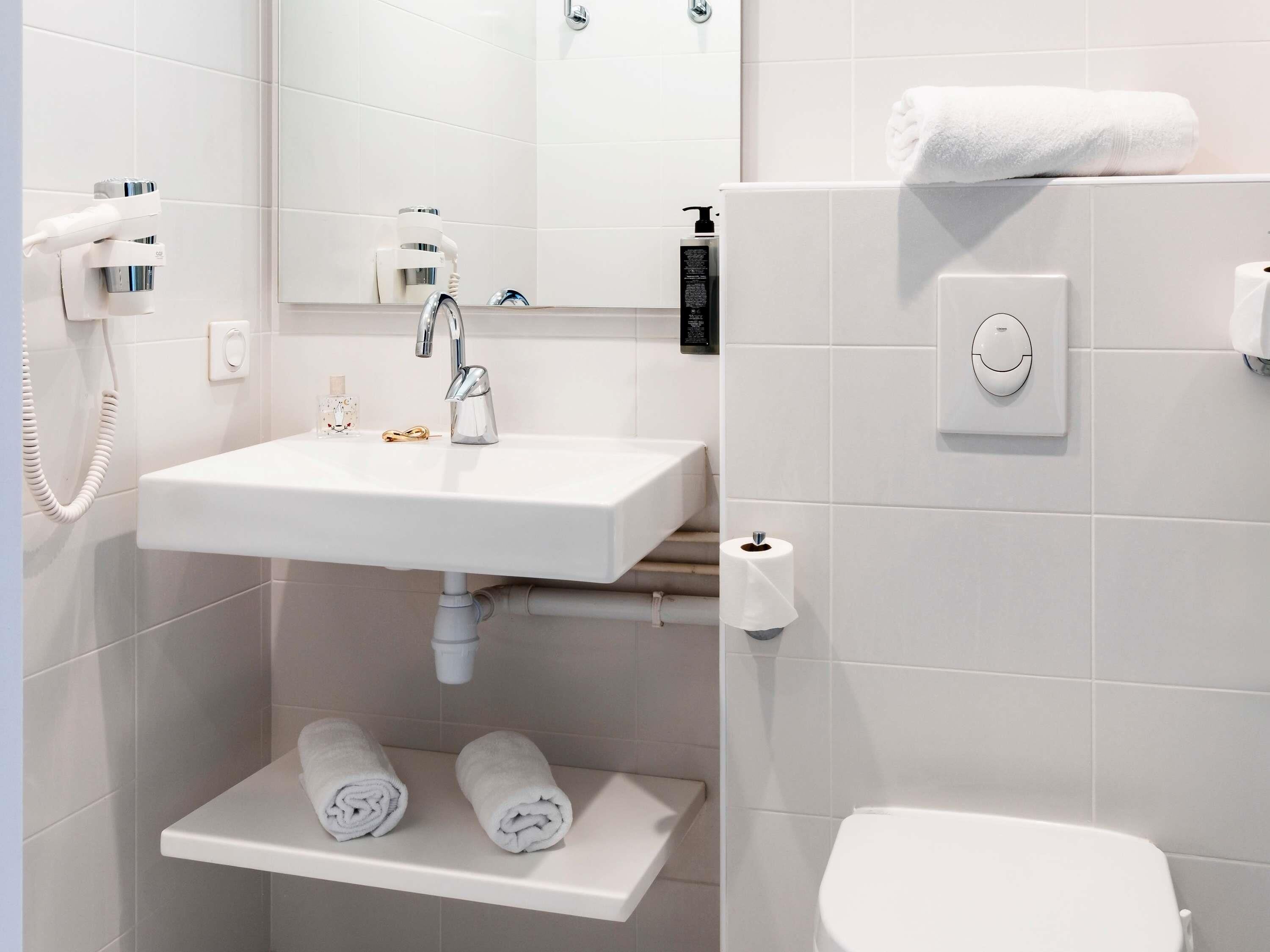 premium bedding, desk, soundproofing, free wifi