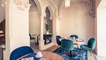 TĂ€gliches kontinentales FrĂŒhstĂŒck (17 EUR pro Person)