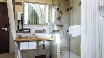 Habitación superior, 1 cama matrimonial | Ropa de cama de alta calidad y minibar