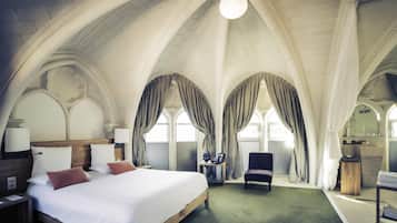 Seprai premium, minibar, brankas, dan didekorasi berbeda-beda