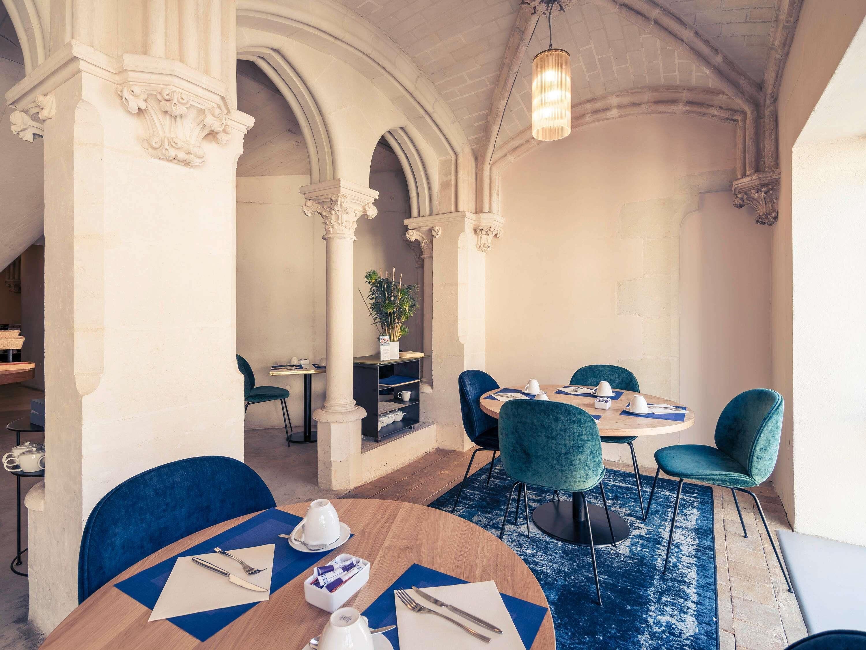 Daily continental breakfast (EUR 17 per person)