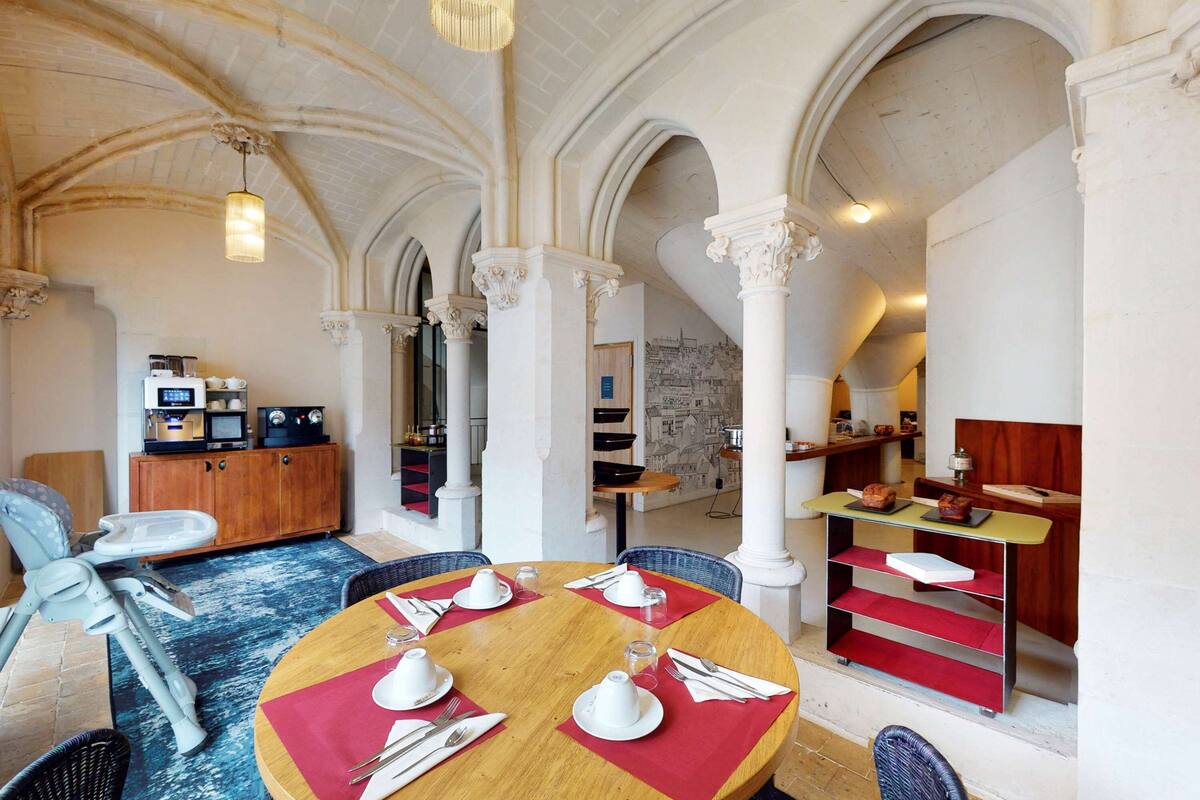 daily continental breakfast (eur 17 per person)