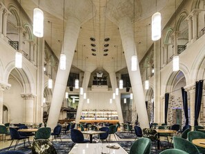 A spacious interior with high ceilings, large columns, and modern lighting fixtures. - Mercure Poitiers Centre (Poitiers)
