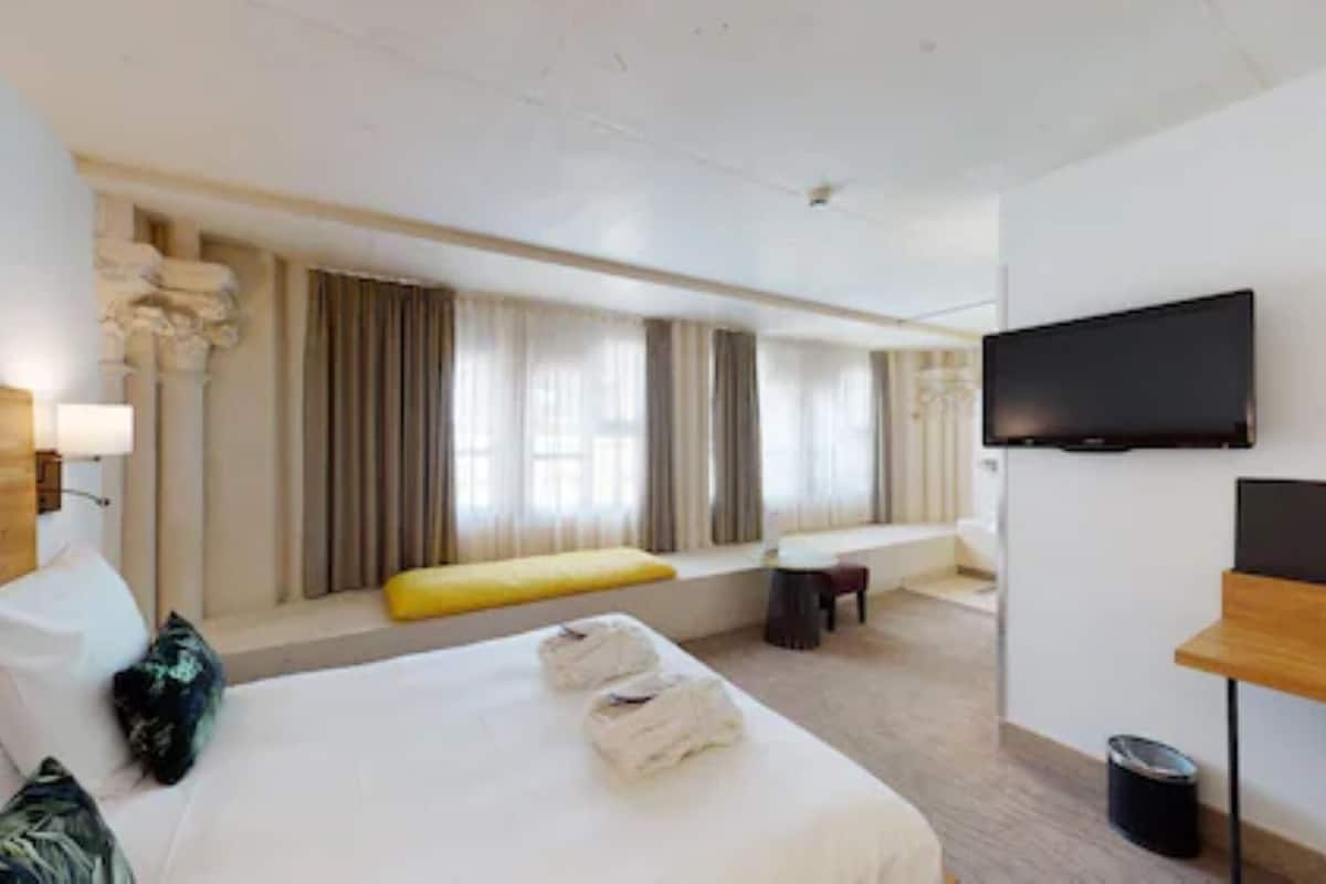 privilege, room, 1 double bed | premium bedding, minibar, in-room safe, individually decorated