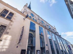 A building with large windows, a sign for 'ARCHIVES,' and a 'MERCHANT' sign. - Mercure Poitiers Centre (Poitiers)